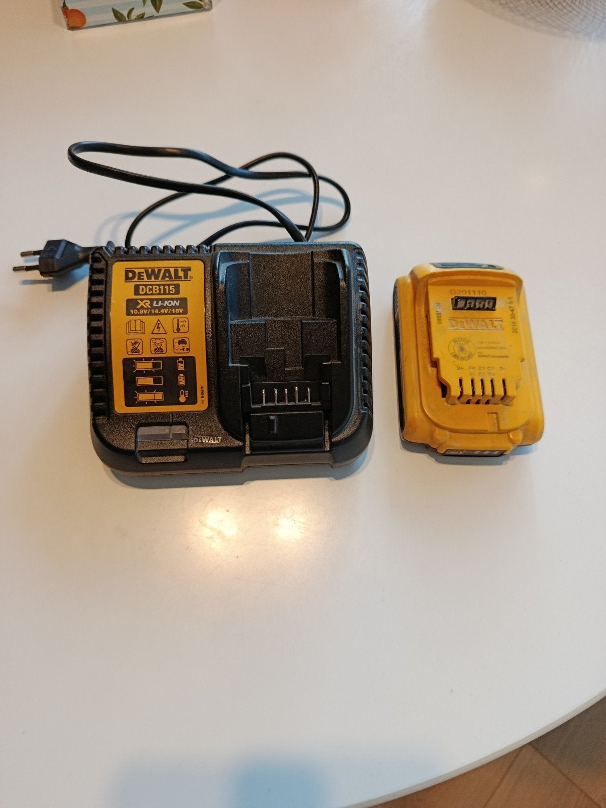 DeWalt DCB115 Oplader met 20V Accu, Ophalen, Gebruikt, Overige merken, Overige typen