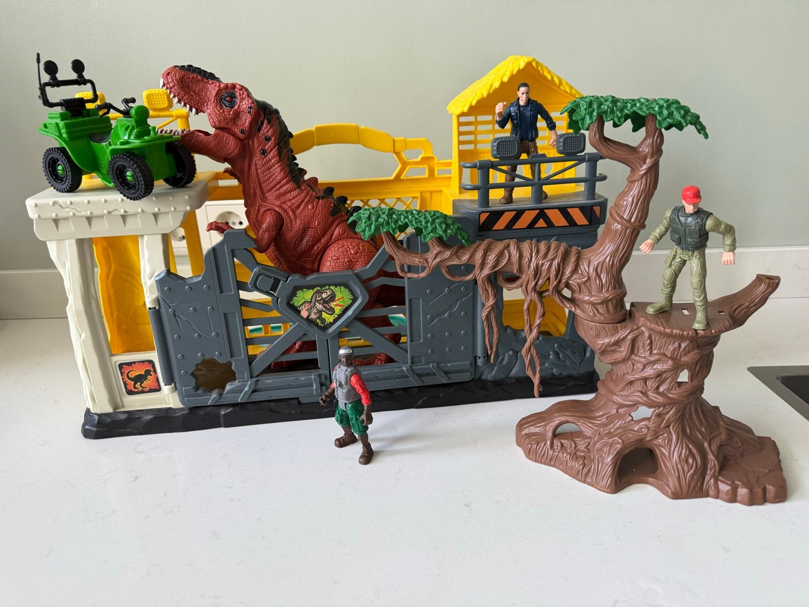 Dinosaurus speelset met boom en kooi, Ophalen of Verzenden, Gebruikt