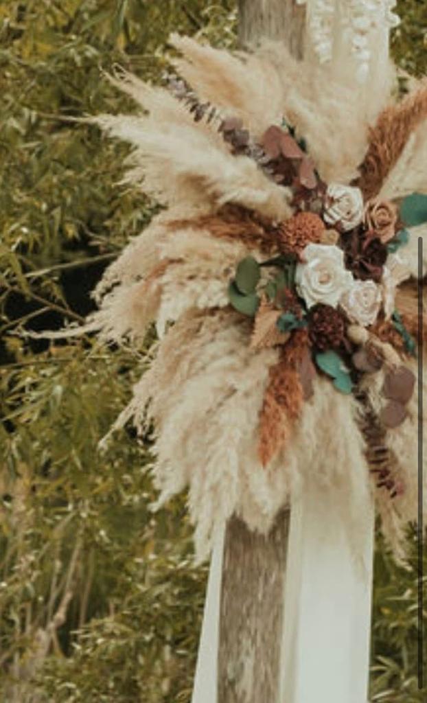 Bruiloft decoratie: Bloemstukken en pampas pluimen, Ophalen, Zo goed als nieuw