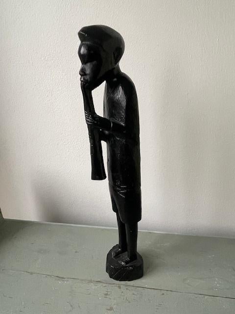 Vintage Afrikaans beeld hout Man spelend op een fluit Zwart., Antiek en Kunst, Ophalen