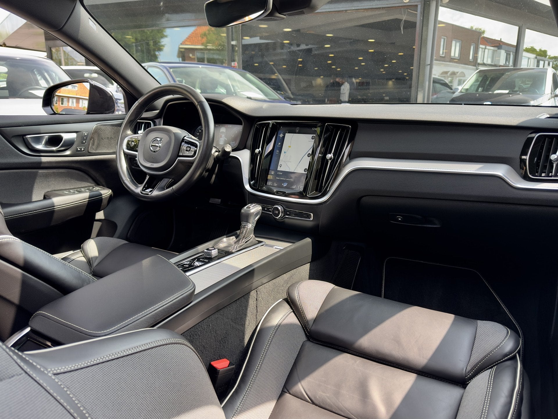 Volvo V60 2.0 T5 R-DESIGN 251PK AUT8 PANODAK LEDER NAVI CAME, Auto's, Dealer onderhouden, 15 km/l, Zwart, 93 €/maand