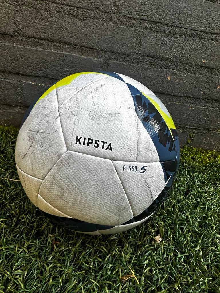 Kipsta Voetbal Maat 5 - Licht Gebruikt (Decathlon), Sport en Fitness, Voetbal, Ophalen of Verzenden, Gebruikt, Bal