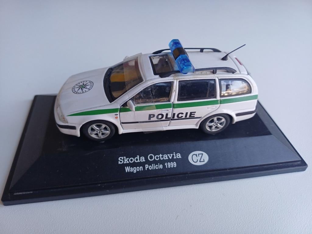 Skoda Octavia Politieauto - Die-cast Model 1:43 (1999), Hobby en Vrije tijd, Modelauto's | 1:43, Ophalen of Verzenden, Zo goed als nieuw