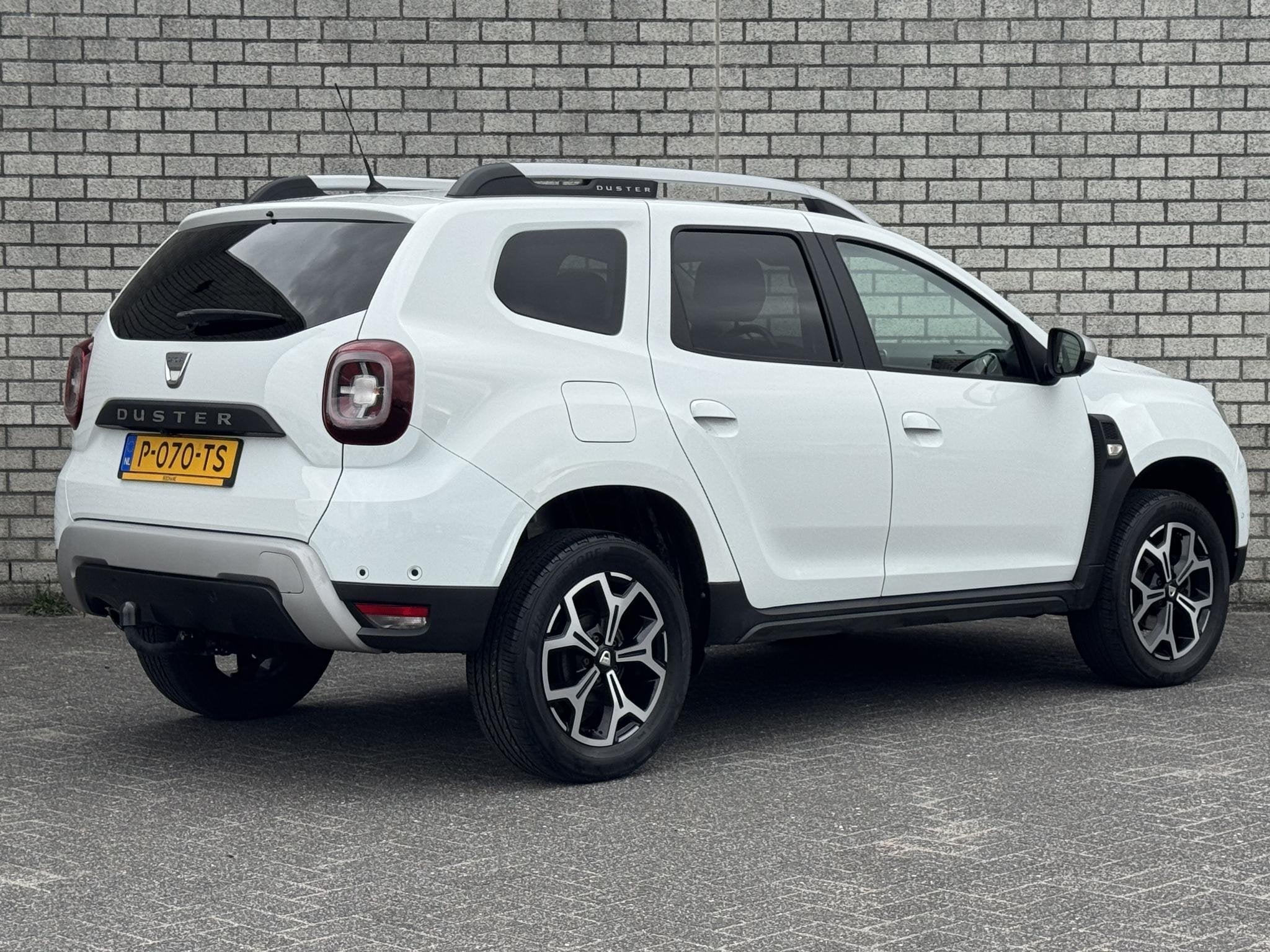 Dacia Duster 1.0 TCe Prestige | Achteruitrijcamera | Trekhaa, Auto's, Gebruikt, 4 cilinders, Wit, Bedrijf