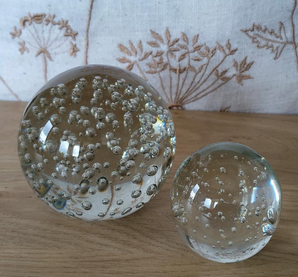 2 MASSIEF GLAZEN BOLLEN MET LUCHTBELLETJES*PRESSE PAPIER, Ophalen of Verzenden, Zo goed als nieuw, Glas