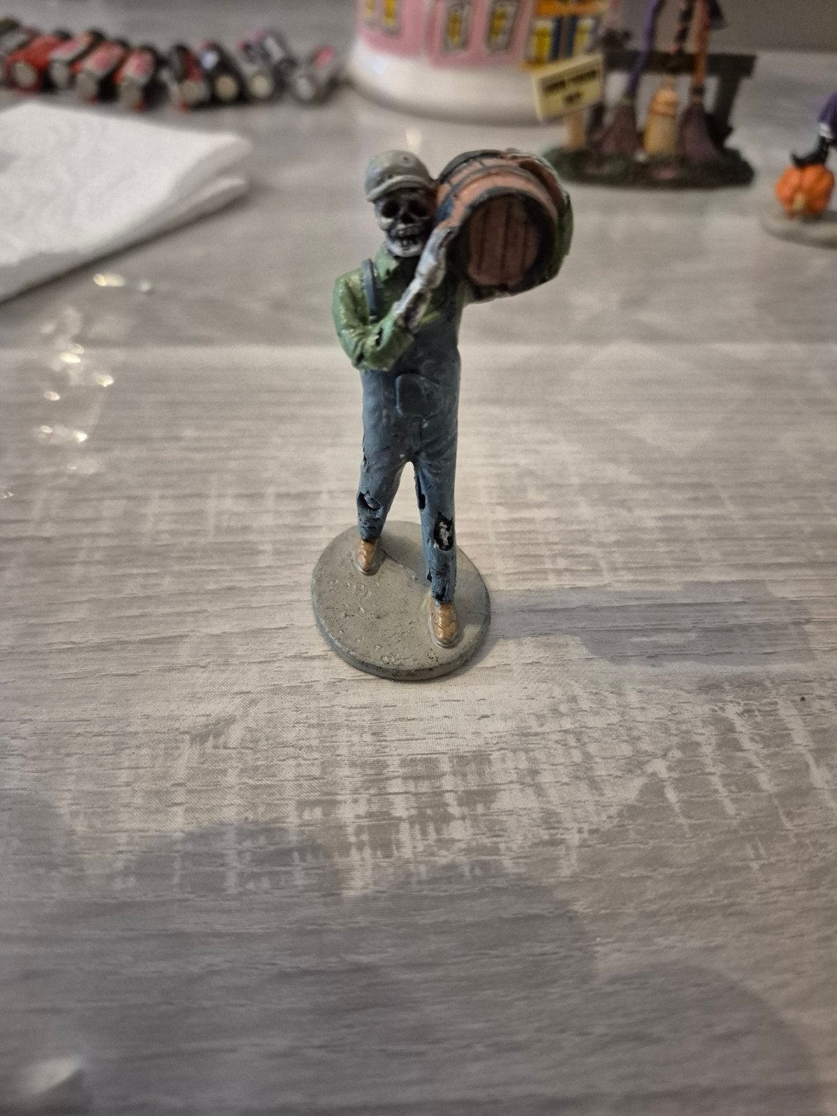 Lemax halloween spooky town underdog brewery worker, Ophalen of Verzenden, Zo goed als nieuw