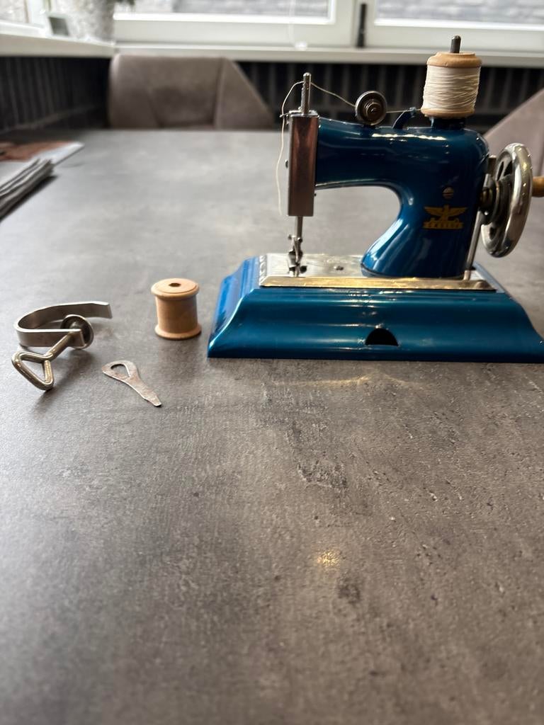 Antieke kindernaaimachine met originele doos, Antiek en Kunst, Ophalen