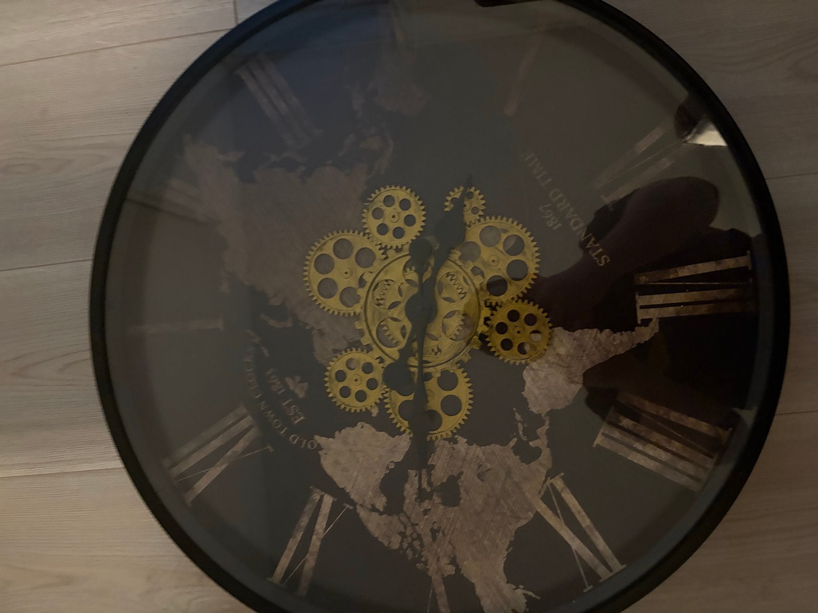 Wandklok met tandwielen en wereldkaart design, Ophalen, Wandklok, Zichtbaar uurwerk, Analoog
