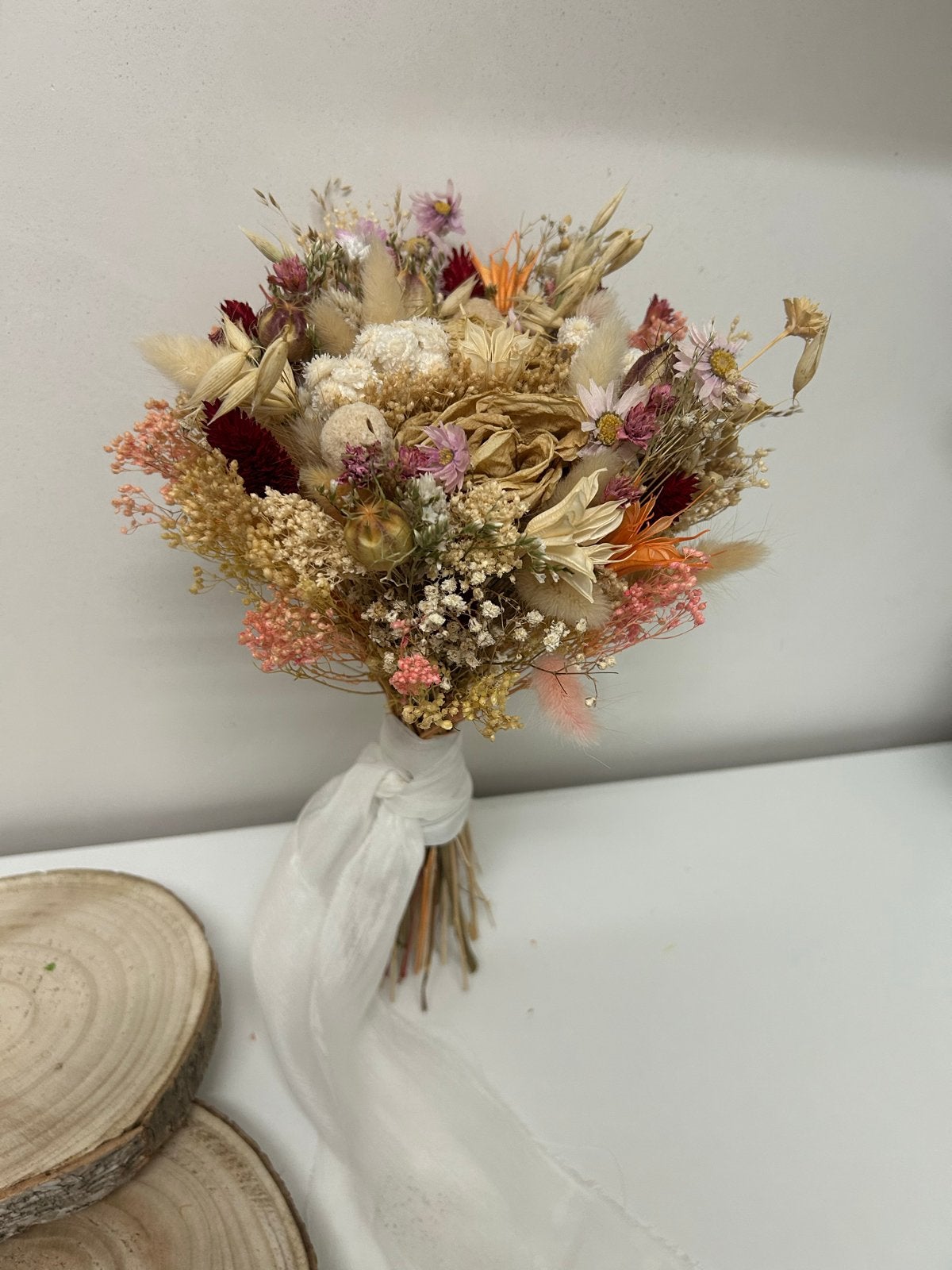 Bruidsboeket met witte linten - Droogbloemen, Ophalen of Verzenden, Nieuw, Meerkleurig, Accessoires