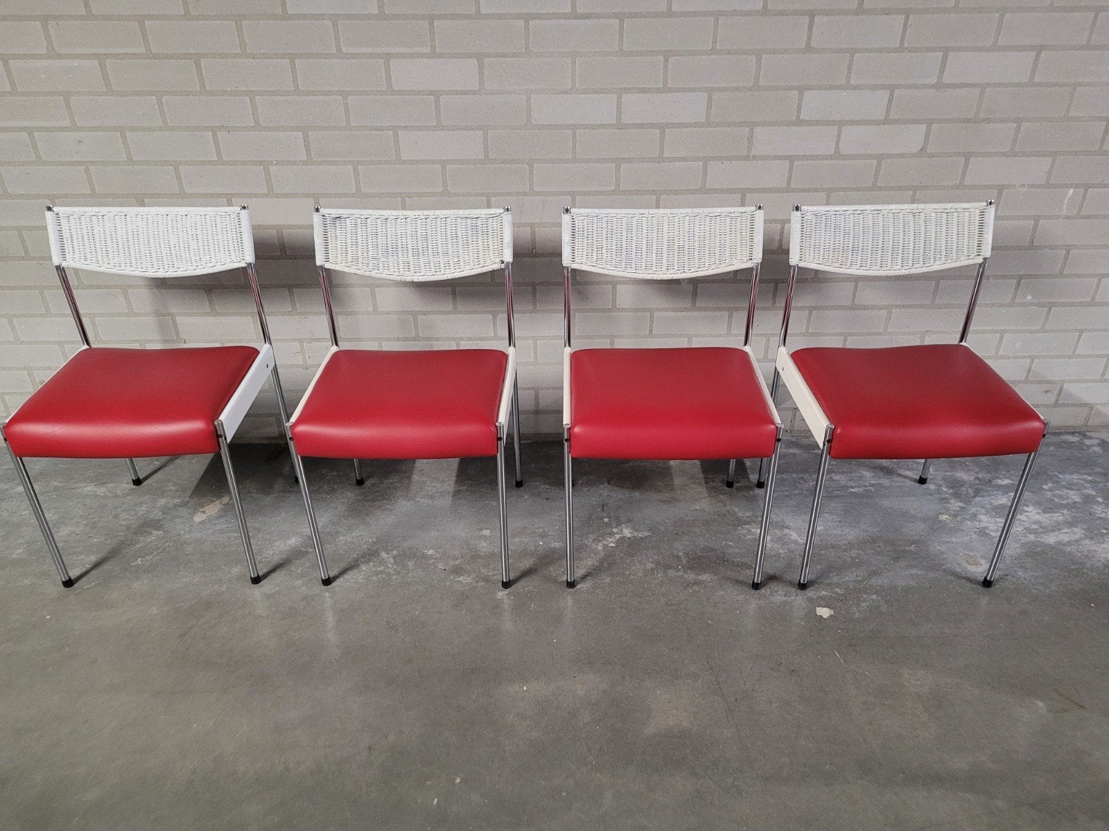 Set van 4 vintage stoelen ., Huis en Inrichting, Stoelen, Gebruikt, Vier, Leer, Metaal, Riet of Rotan, Rood, Ophalen