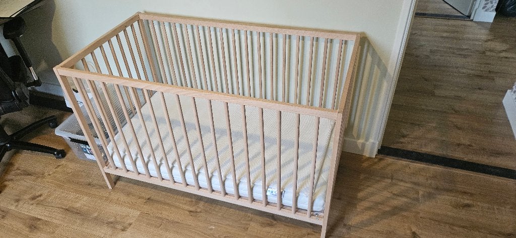 Houten ledikant met matras, Ophalen, Zo goed als nieuw, Ledikant