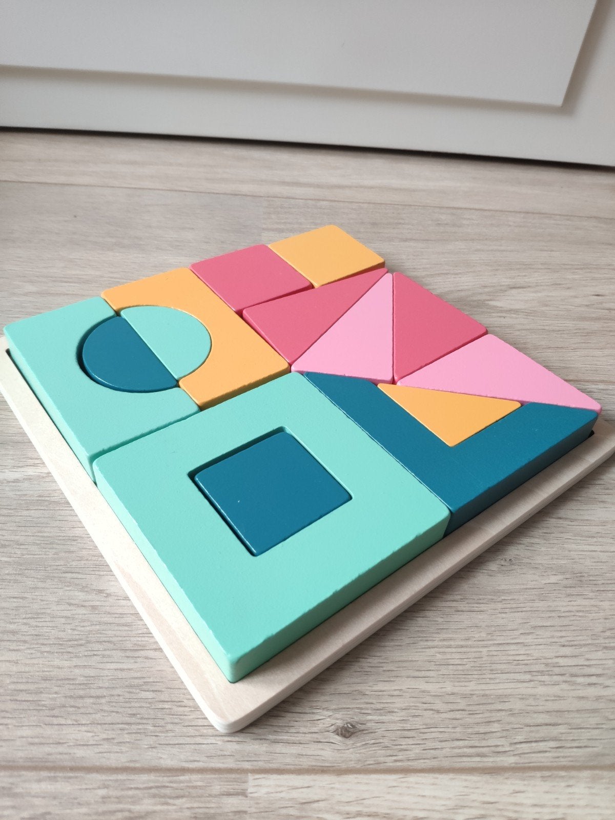 Houten puzzel met blokjes in diverse vormen en kleuren, 2 tot 4 jaar, 10 tot 50 stukjes, Ophalen of Verzenden, Zo goed als nieuw