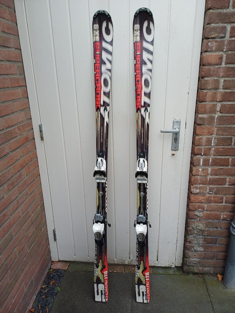 skieschoenen skies Atomic en skistokken, Ophalen, 160 tot 180 cm, Gebruikt, Atomic