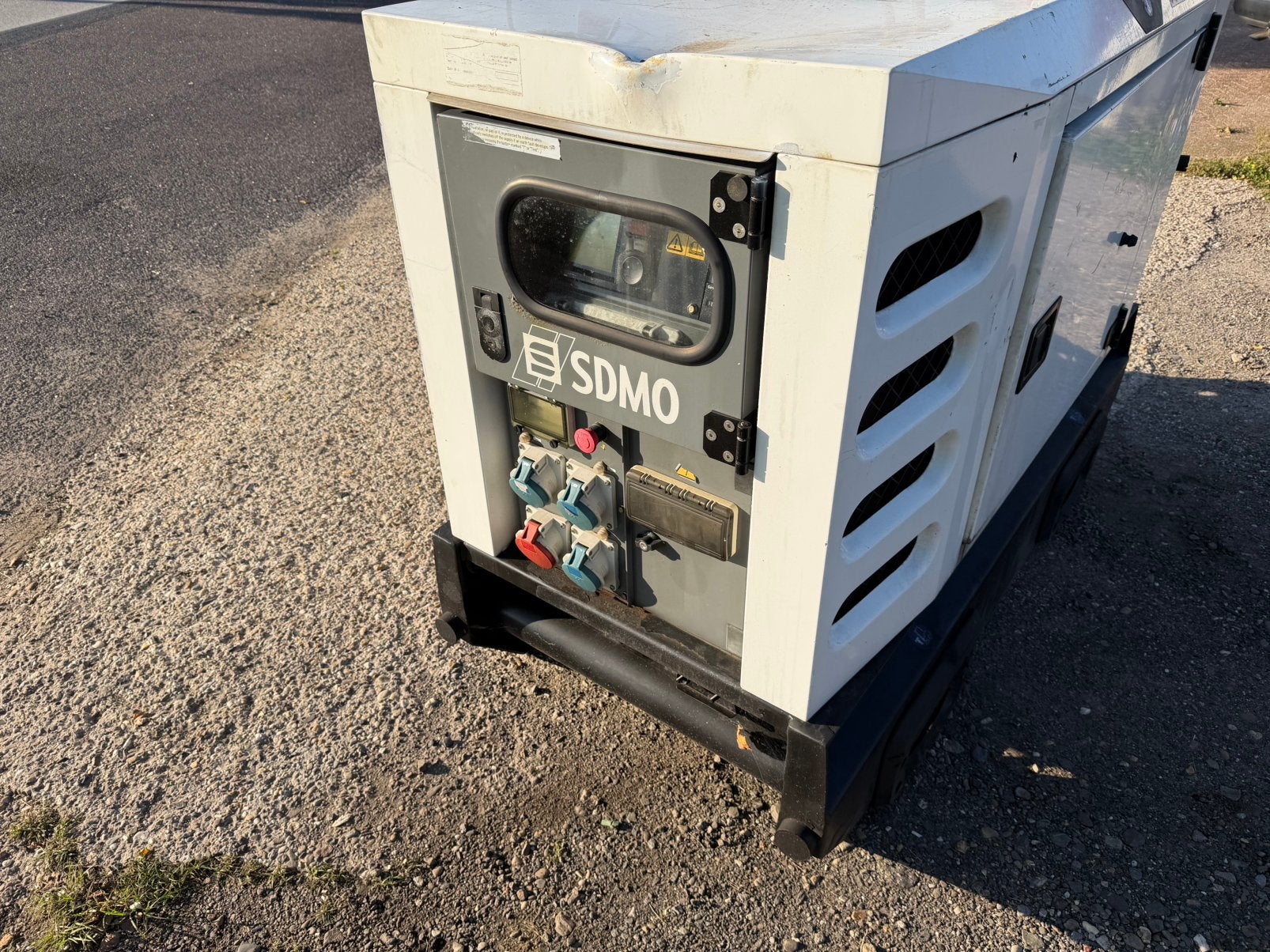 20 KVA aggregaat 230/400Volt SDMO R22 Mitsubishi generator, Ophalen, Gebruikt, 10 tot 30 kVA, Elektrisch startend