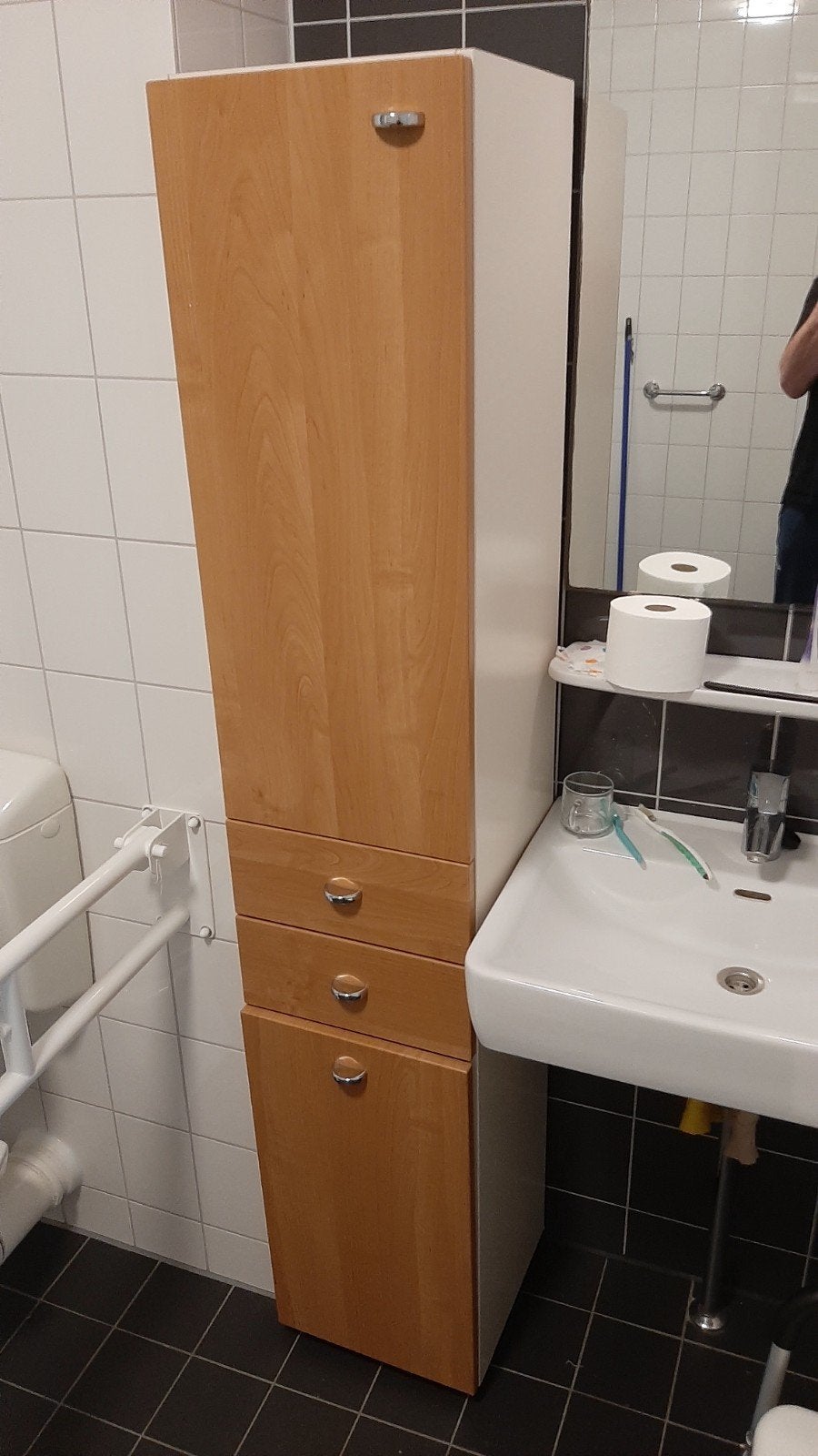 Hoge badkamerkast met lades en wasmand, beuken/wit, Ophalen, (Half)hoge kast, Minder dan 50 cm, Gebruikt