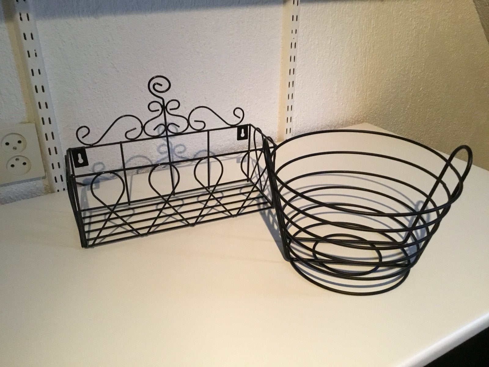Metalen wandrekje en fruitschaal - Zwart, Huis en Inrichting, Met handvatten, Gebruikt, Mand, Rond