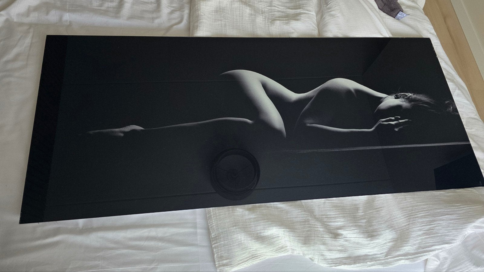 Plexiglas kunstwerk 60x140cm Liggend naakt, Ophalen, Foto, Fotografie, Met ophangsysteem