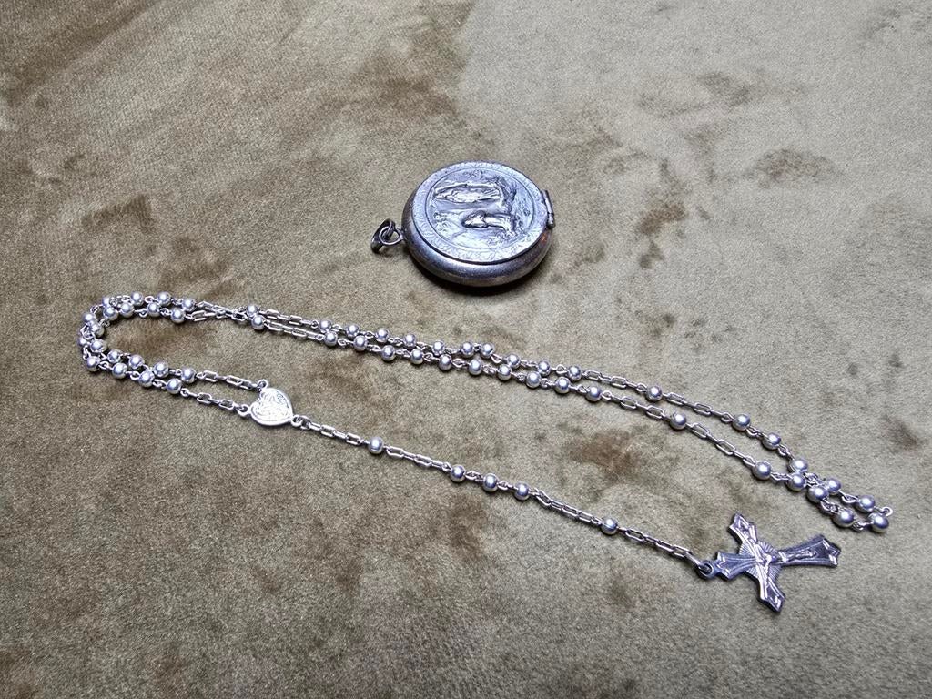 Oud Lourdes doosje/hanger met alpacca rozenkransje, Ophalen of Verzenden