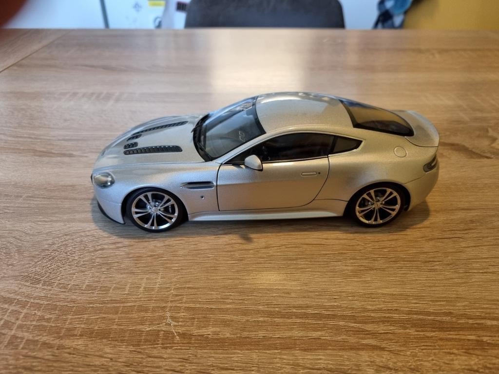 Aston Martin V12 Vantage schaalmodel - Zilver, Ophalen, Zo goed als nieuw, Auto, Overige merken
