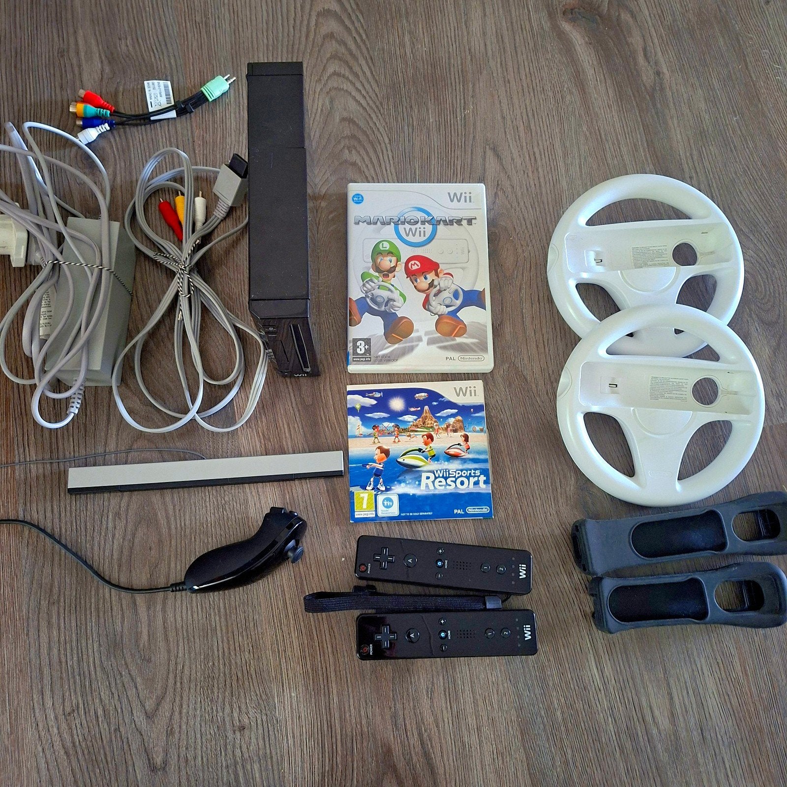 Complete Nintendo Wii set Zwart en Mario Kart, Ophalen of Verzenden, Gebruikt, Met 2 controllers, Met stuurtje