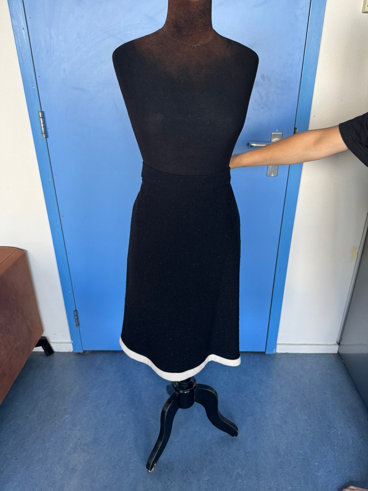 Louis Feraud . Size 38 Skirt. Needs the waistband taken in., Kleding | Dames, Maat 38/40 (M), Verzenden, Zwart, Gedragen