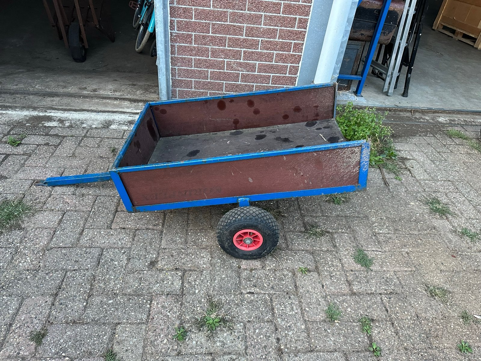 blauw-bruine skelteraanhanger kipkar, Ophalen