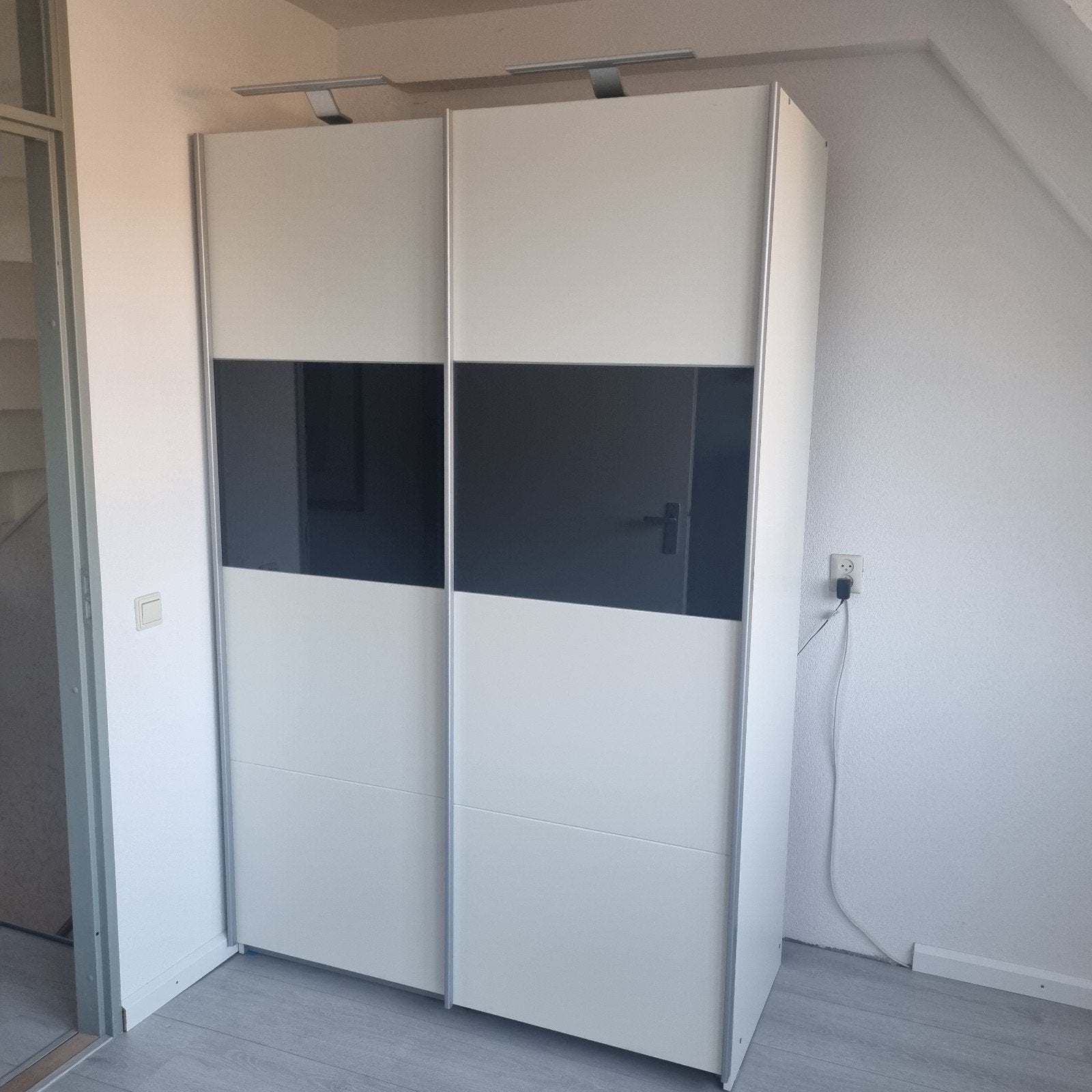 2x Solide linnenkast met schuifdeuren, glas en verlichting, 200 cm of meer, Ophalen of Verzenden, Zo goed als nieuw, 200 cm of meer