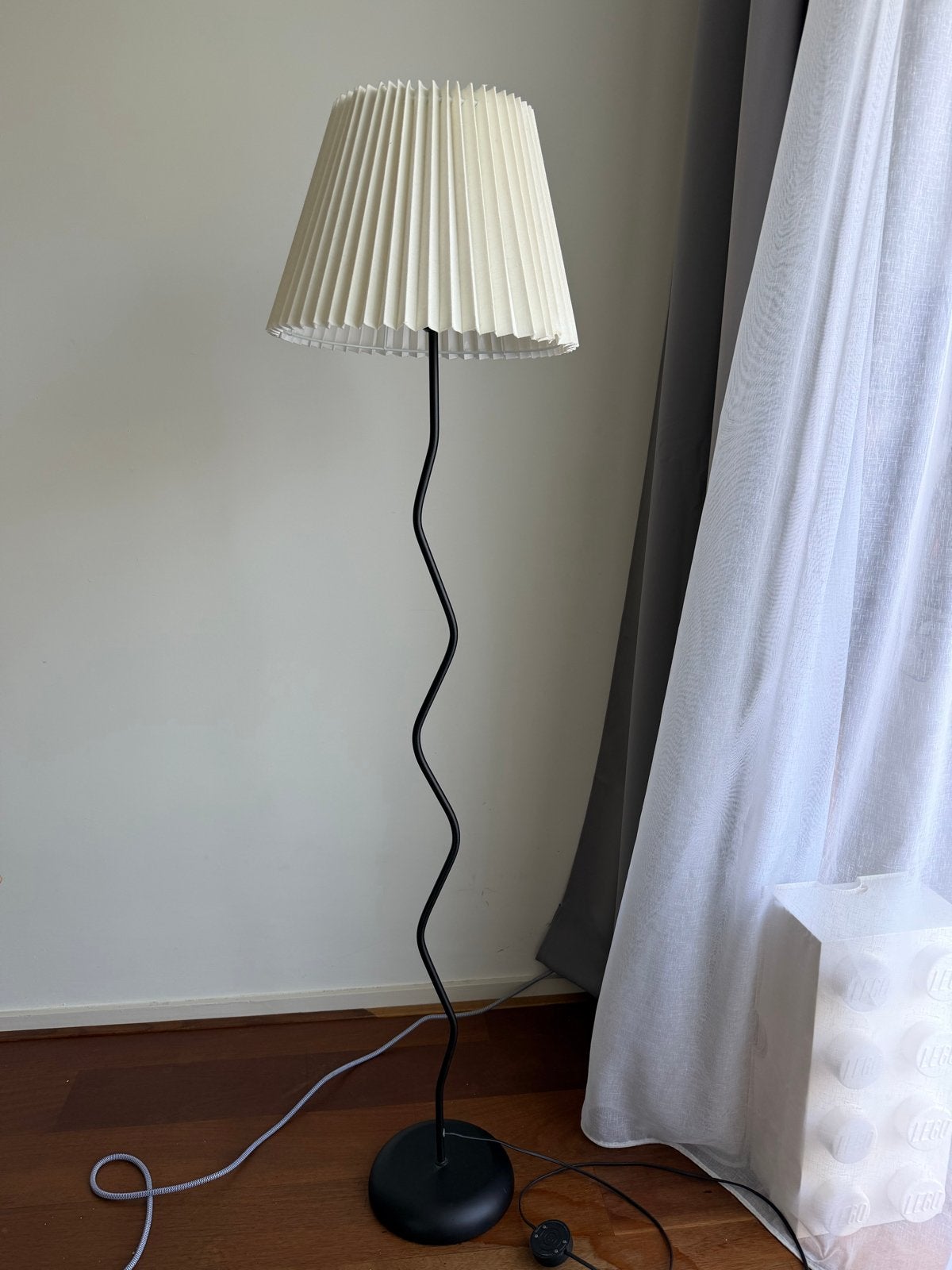 Wiggle Staande Lamp Zwart met Witte Plissé Lampenkap - 150 c, Ophalen, Gebruikt, E27 (groot), Metaal