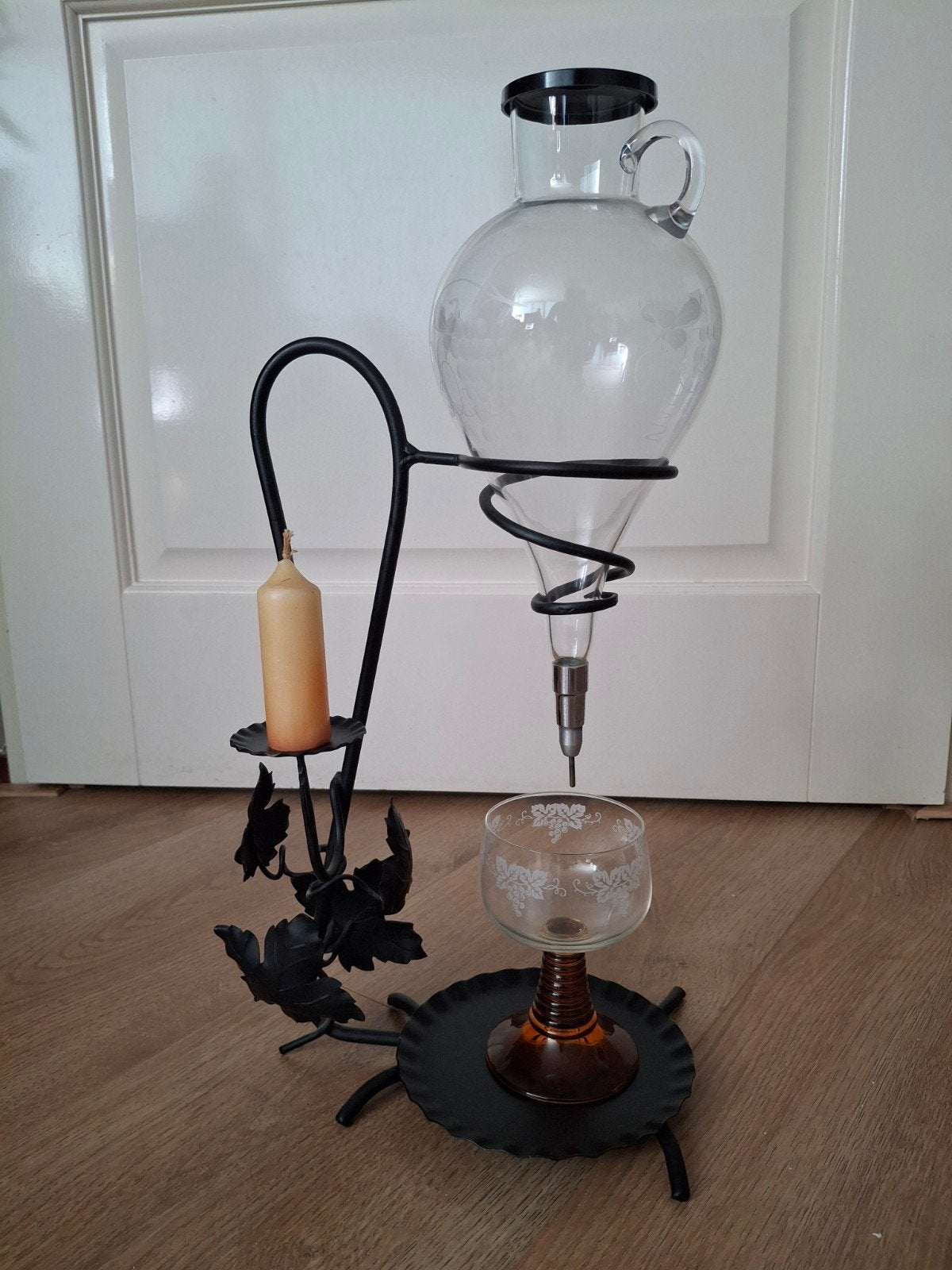 vintage wijnkaraf in smeedijzeren houder +roemer glas+kaarse, Ophalen of Verzenden
