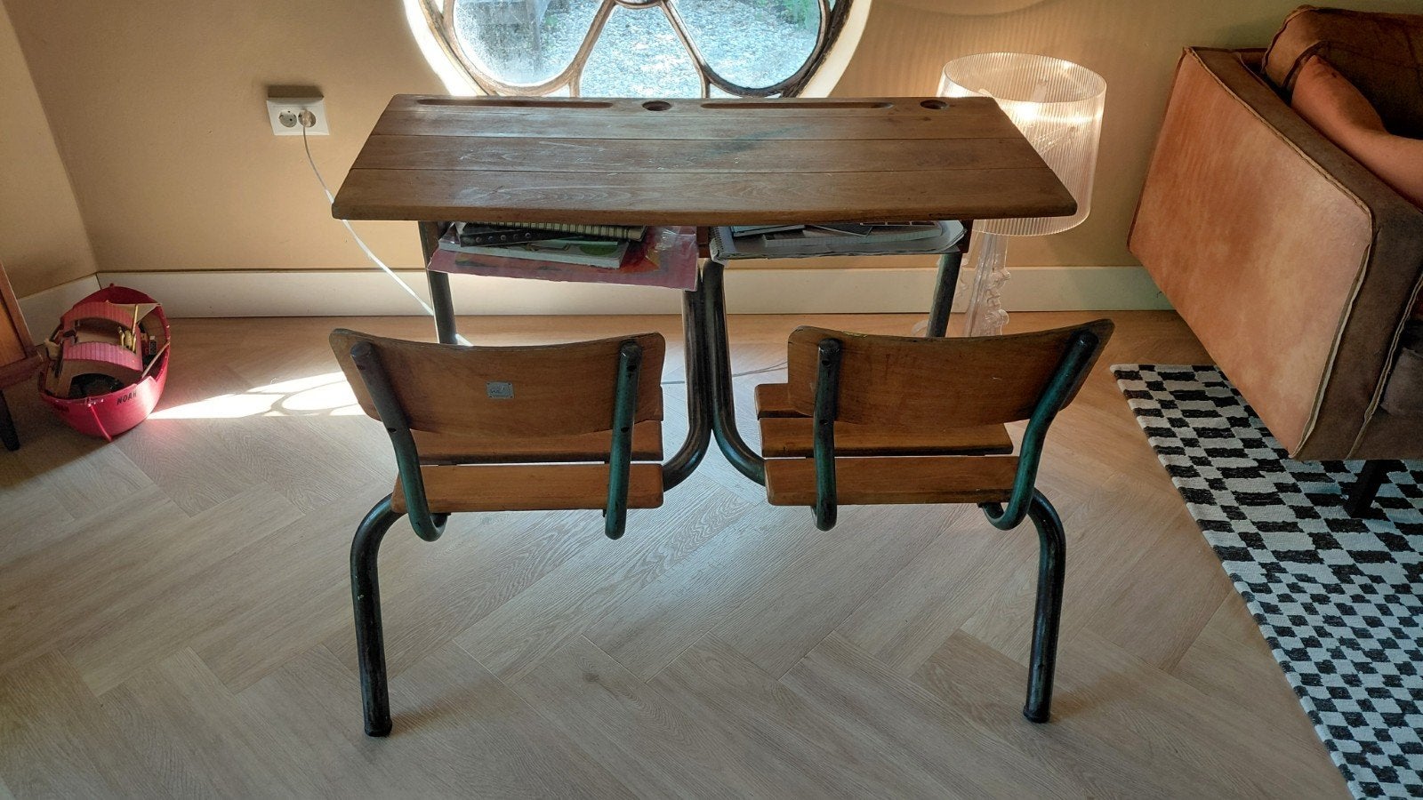 Vintage schoolbankje met twee stoeltjes, Ophalen
