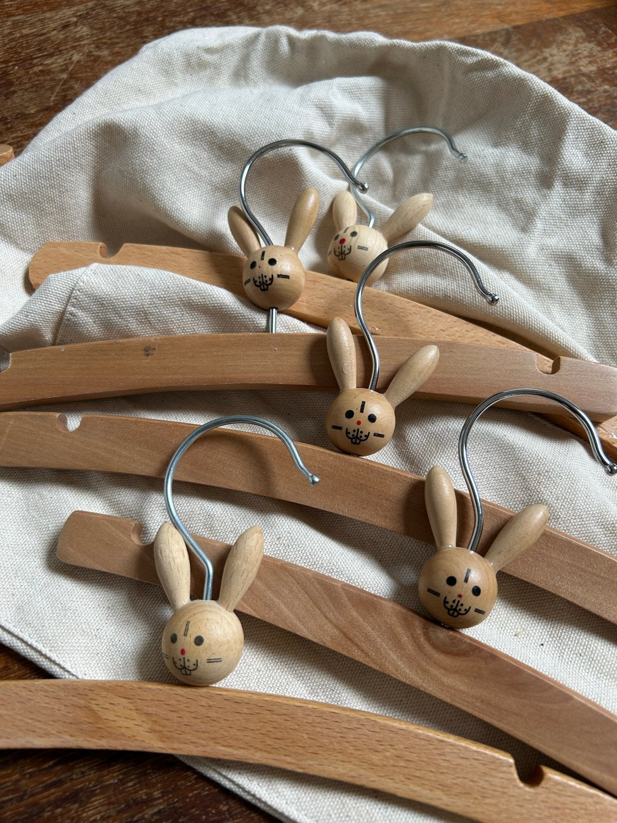 Houten kledinghangers met konijntjes voor baby/kinderen, Verzenden, Zo goed als nieuw, Jongetje of Meisje