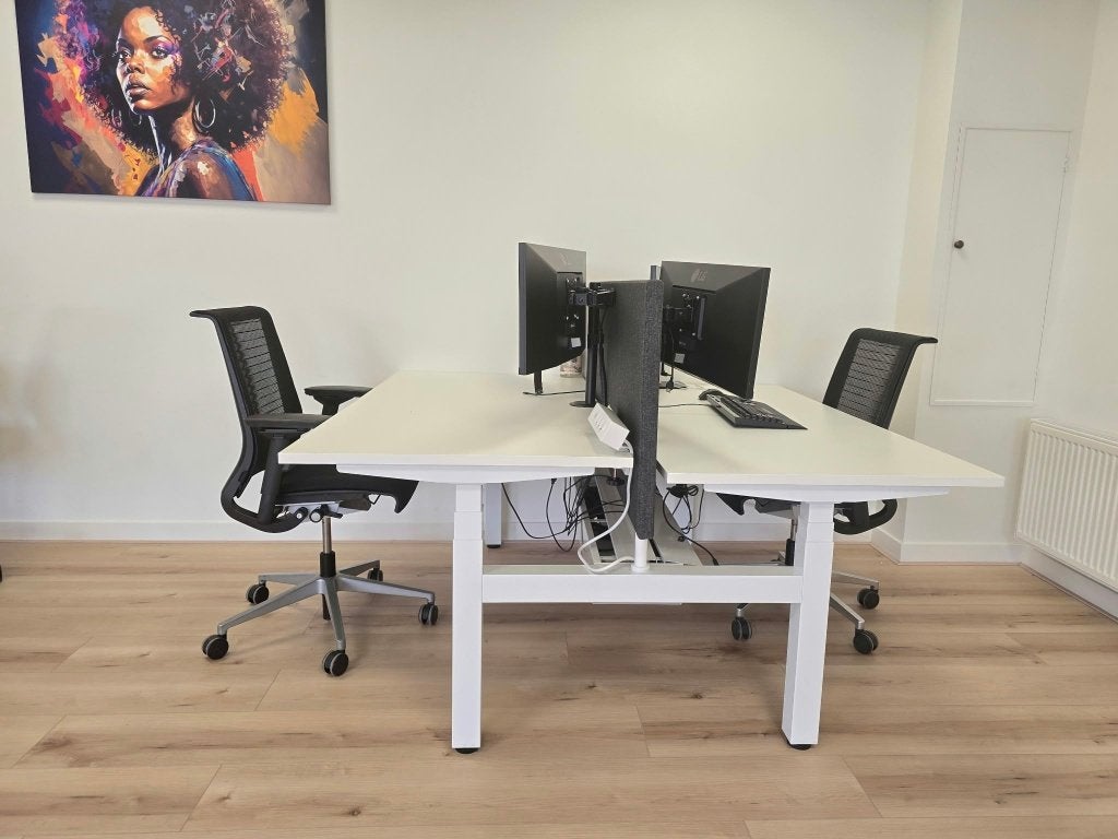 Foto 3 van 2x Elektrisch duo zit-sta bureau + Steelcase stoelen