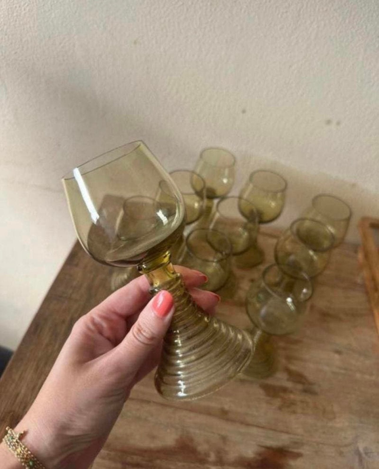 10 vintage wijnglazen van groen glas uit France, Antiek en Kunst, Ophalen