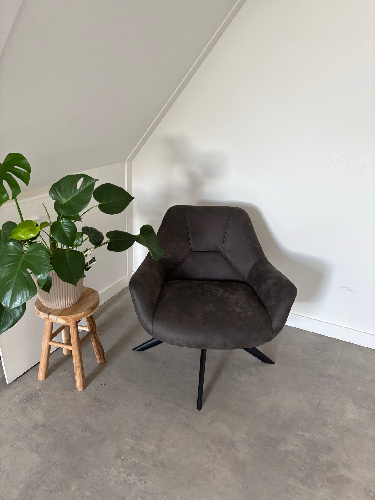 Stijlvolle donkergrijze lounge stoel - z.g.a.n., Huis en Inrichting, Ophalen, Zo goed als nieuw, Stof, 75 tot 100 cm