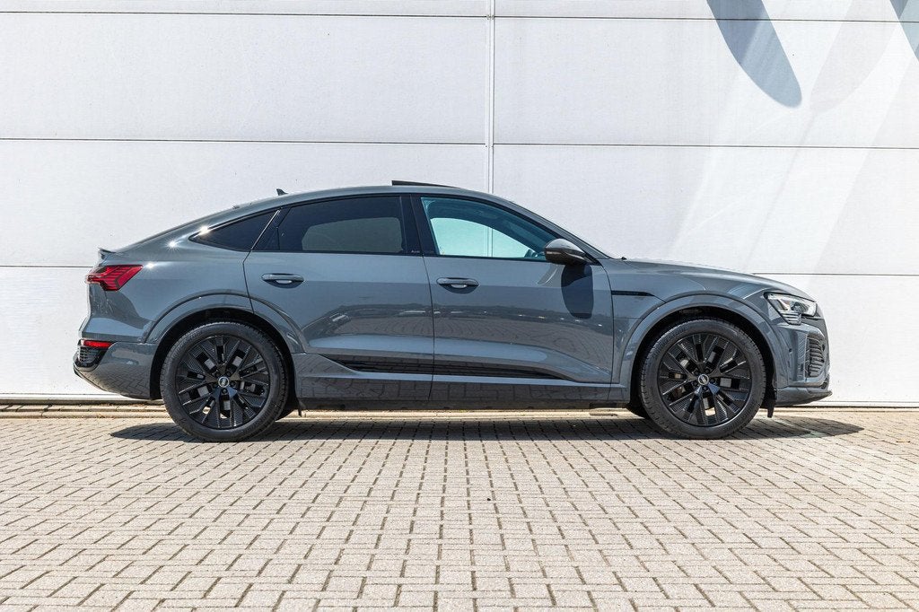 Audi Q8 Sportback e-tron 55 408pk quattro S edition Competit, Auto's, Audi, Automaat, 131 €/maand, Zwart, Q8 e-tron