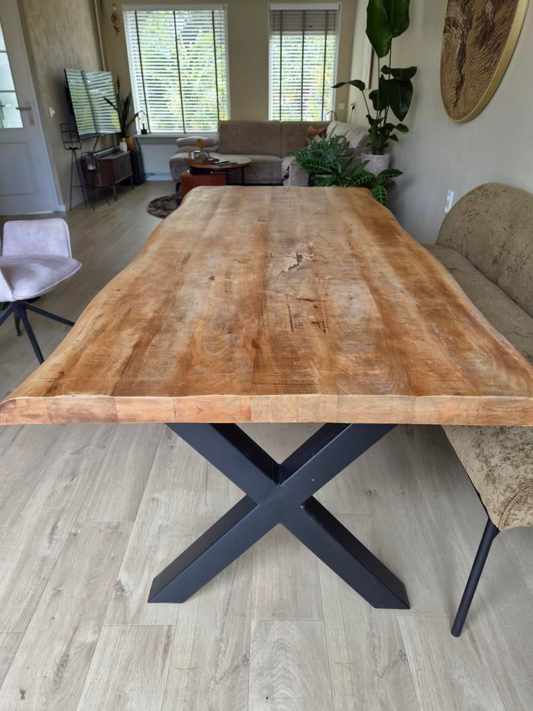 Robuuste eettafel met boomstamrand en metalen X poten, Huis en Inrichting, Tafels | Eettafels, Industrieel, robuust, modern, 100 tot 150 cm