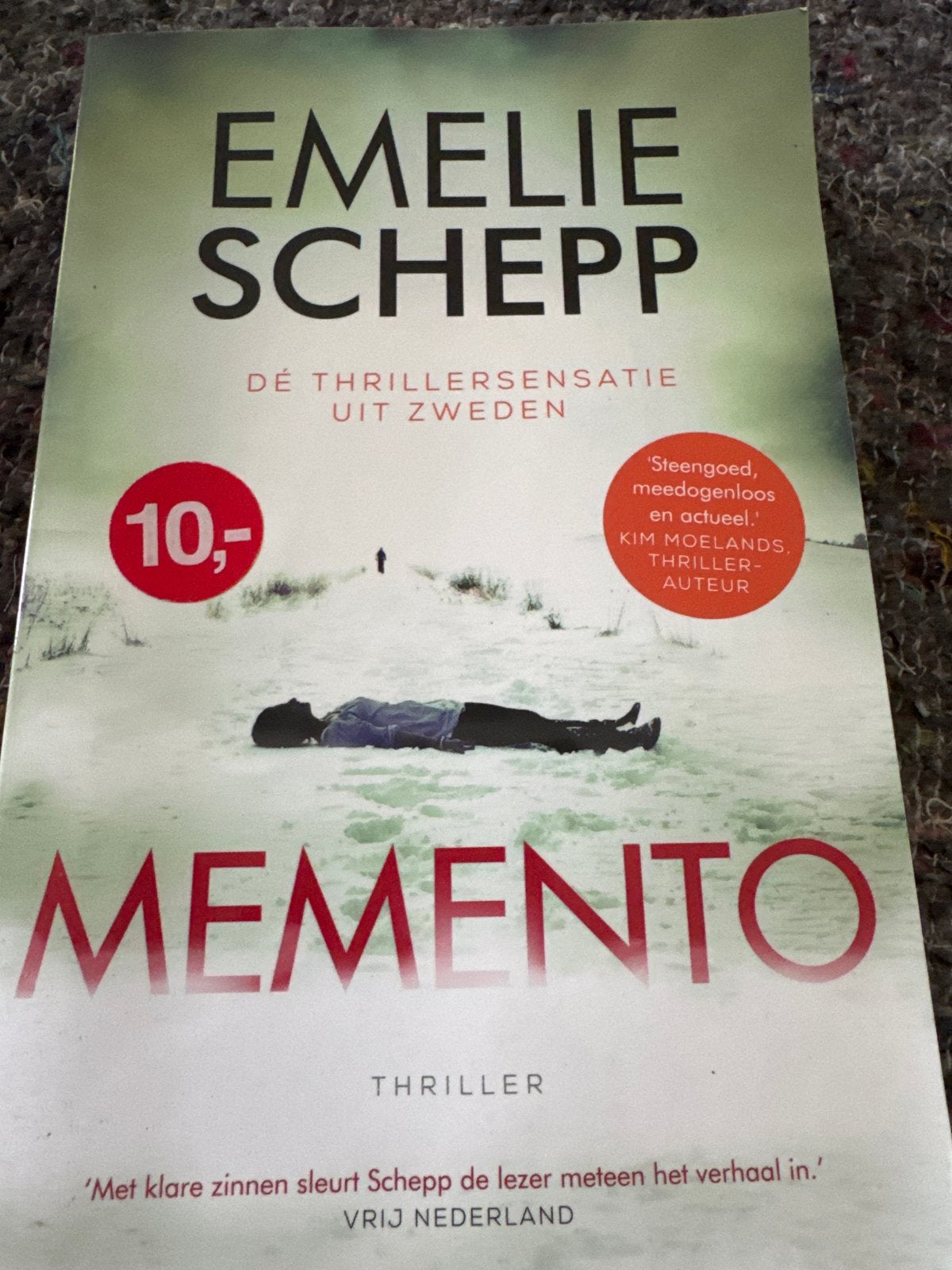 Memento - Emelie Schepp (Thriller), Boeken, Ophalen of Verzenden, Zo goed als nieuw, Scandinavië