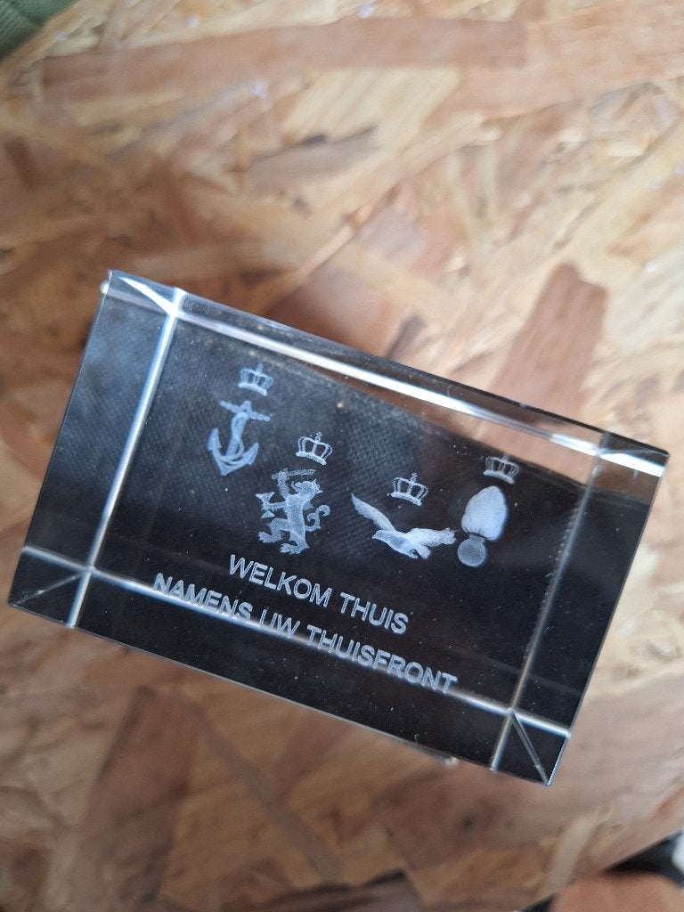 Glazen presse papier lasergegrafeerd defensie, Ophalen of Verzenden, Landmacht, Nederland, Embleem of Badge