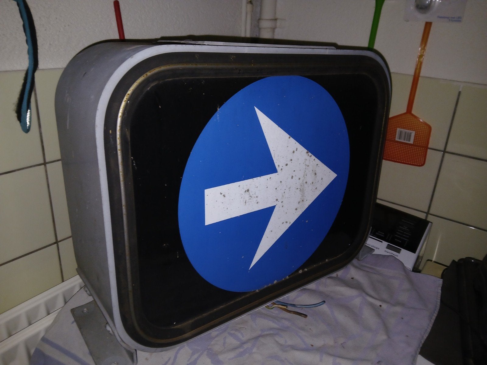 Industriële 220 volt lamp - Agmif Tegelen blauwe pijl, Ophalen