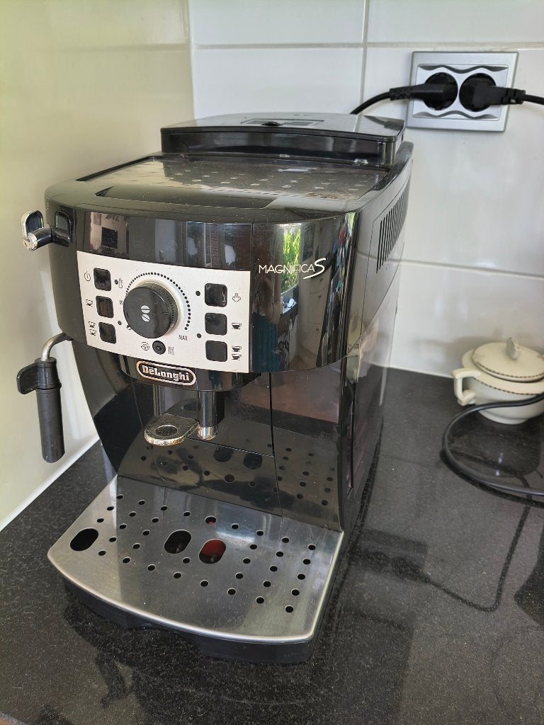 De Longhi Magnifica S koffiezet apparaat, Witgoed en Apparatuur, Koffiezetapparaten, Ophalen, Zo goed als nieuw, Koffiemachine