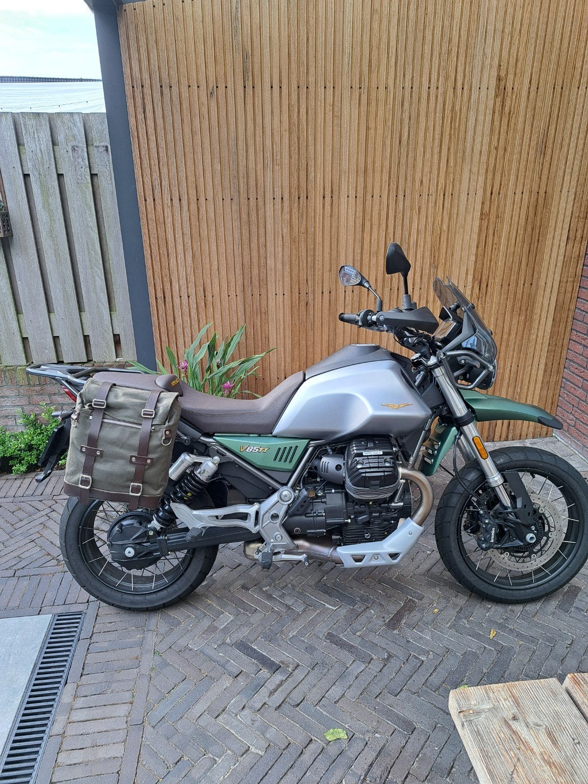 Moto Guzzi V85tt e5 centenario 10-2021 6068km, Motoren, Particulier, Toermotor