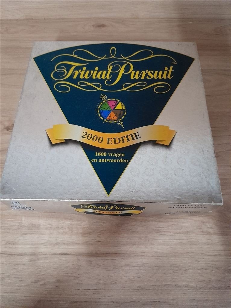 Trivial Pursuit 2000 editie - s3497, Hobby en Vrije tijd, Gezelschapsspellen | Bordspellen, Verzenden, Zo goed als nieuw