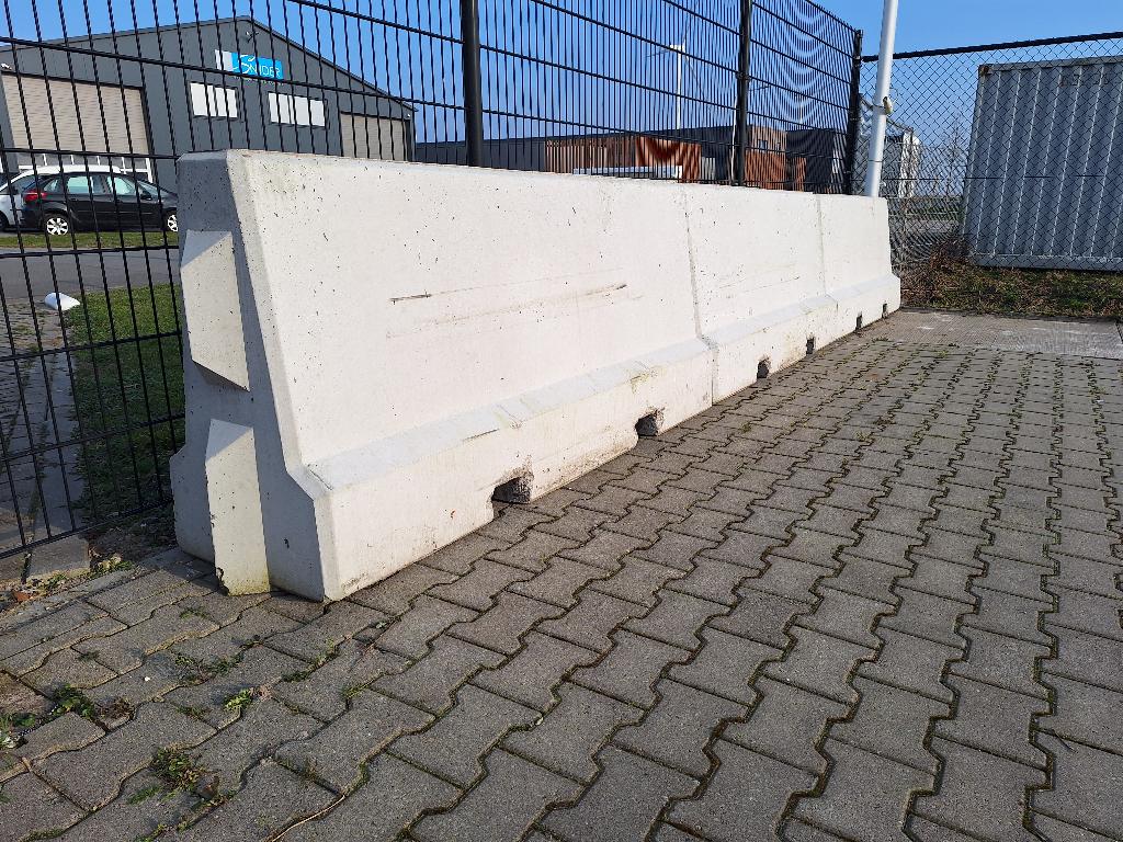 Betonnen barrier 200x55x90 of keerwand (2 stuks), Tuin en Terras, Tegels en Klinkers, Ophalen, Zo goed als nieuw, Beton, Klinkers
