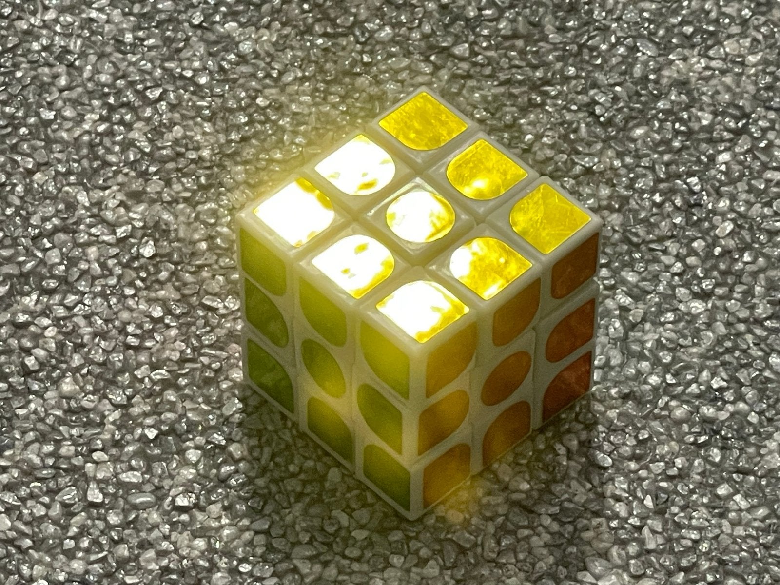 Rubiks kubus met licht - Uniek en uitdagend!, Ophalen of Verzenden, Zo goed als nieuw, Puzzelen, Met licht