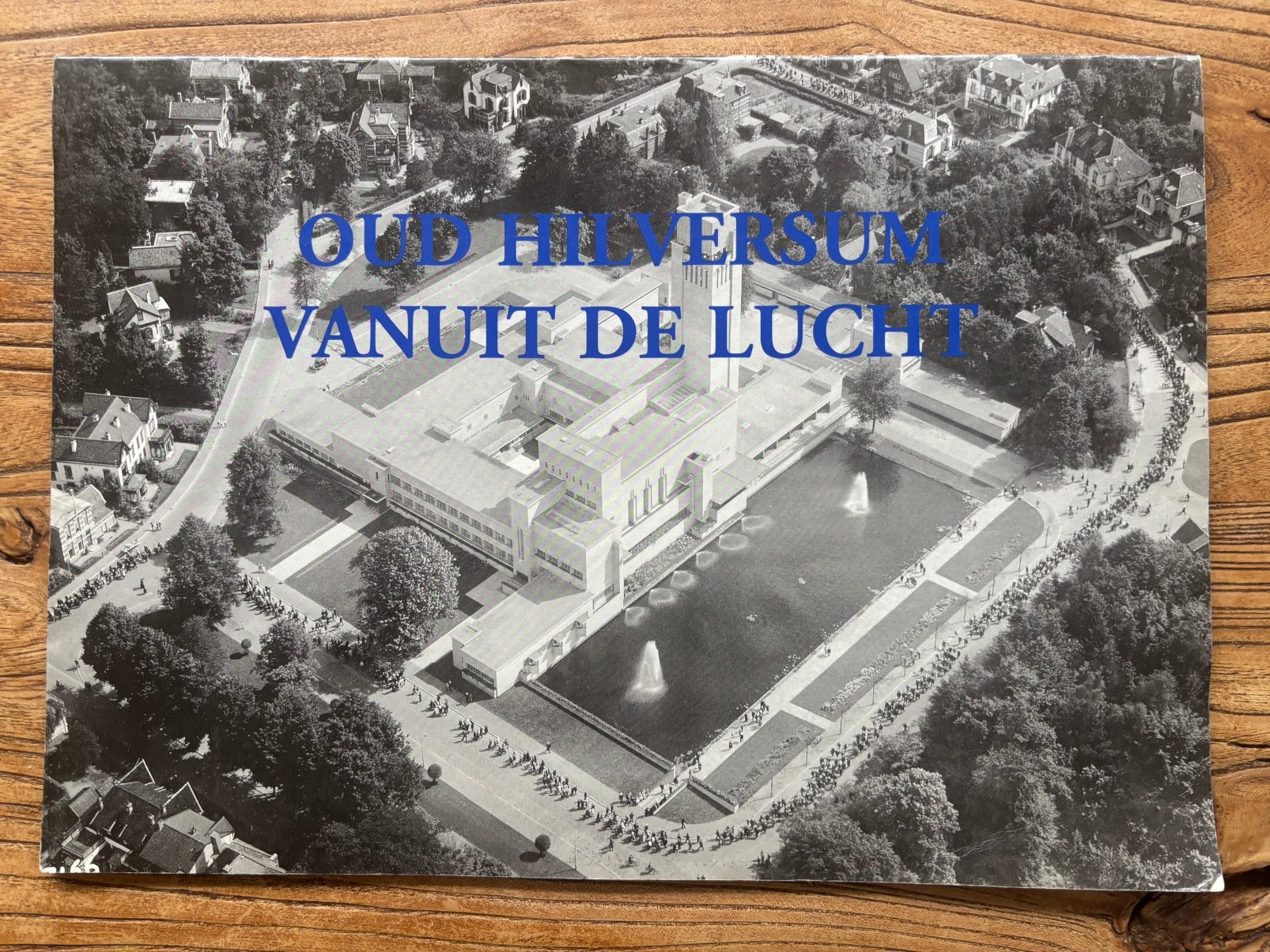 Oud Hilversum vanuit de lucht | KLM Aerocarto 1996, Boeken, Ophalen of Verzenden, 20e eeuw of later, Gelezen