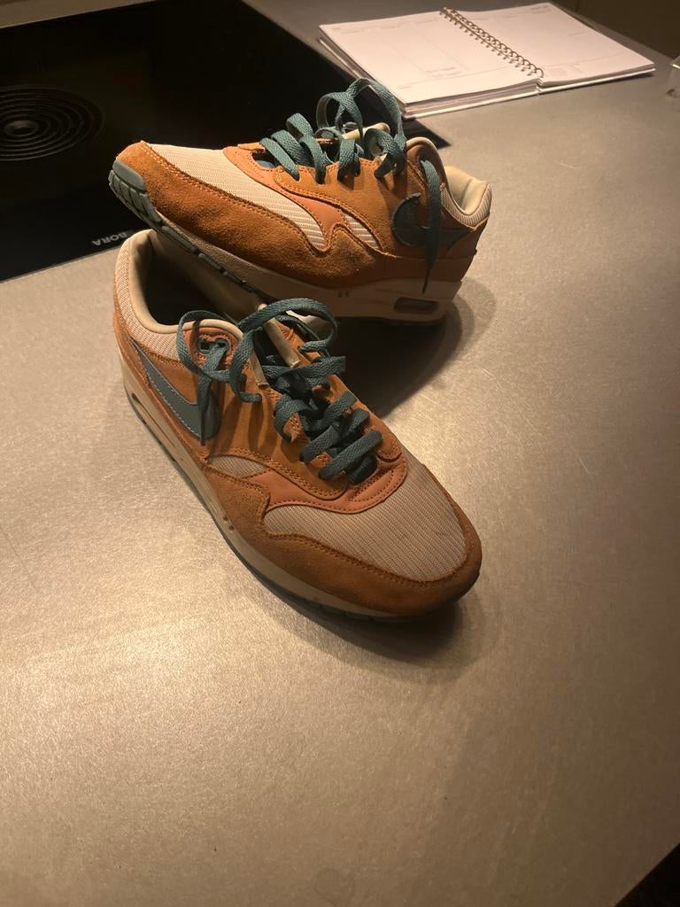 Zeer unieke Nike Air Max 1 sneakers - Maat 44, Kleding | Heren, Schoenen, Ophalen of Verzenden, Zo goed als nieuw, Bruin, Sneakers of Gympen