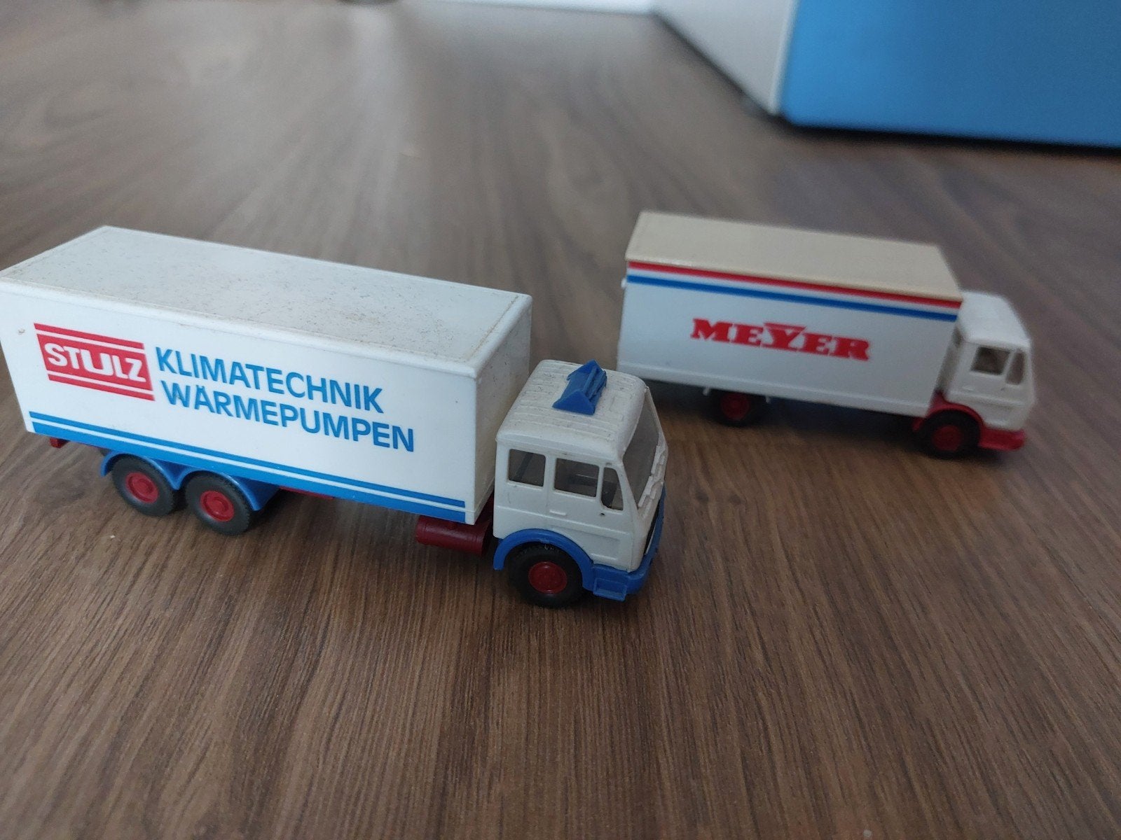 Autootjes en caravan voor bij spoorbaan h0, Hobby en Vrije tijd, Modeltreinen | H0, Ophalen of Verzenden, Gelijkstroom of Wisselstroom