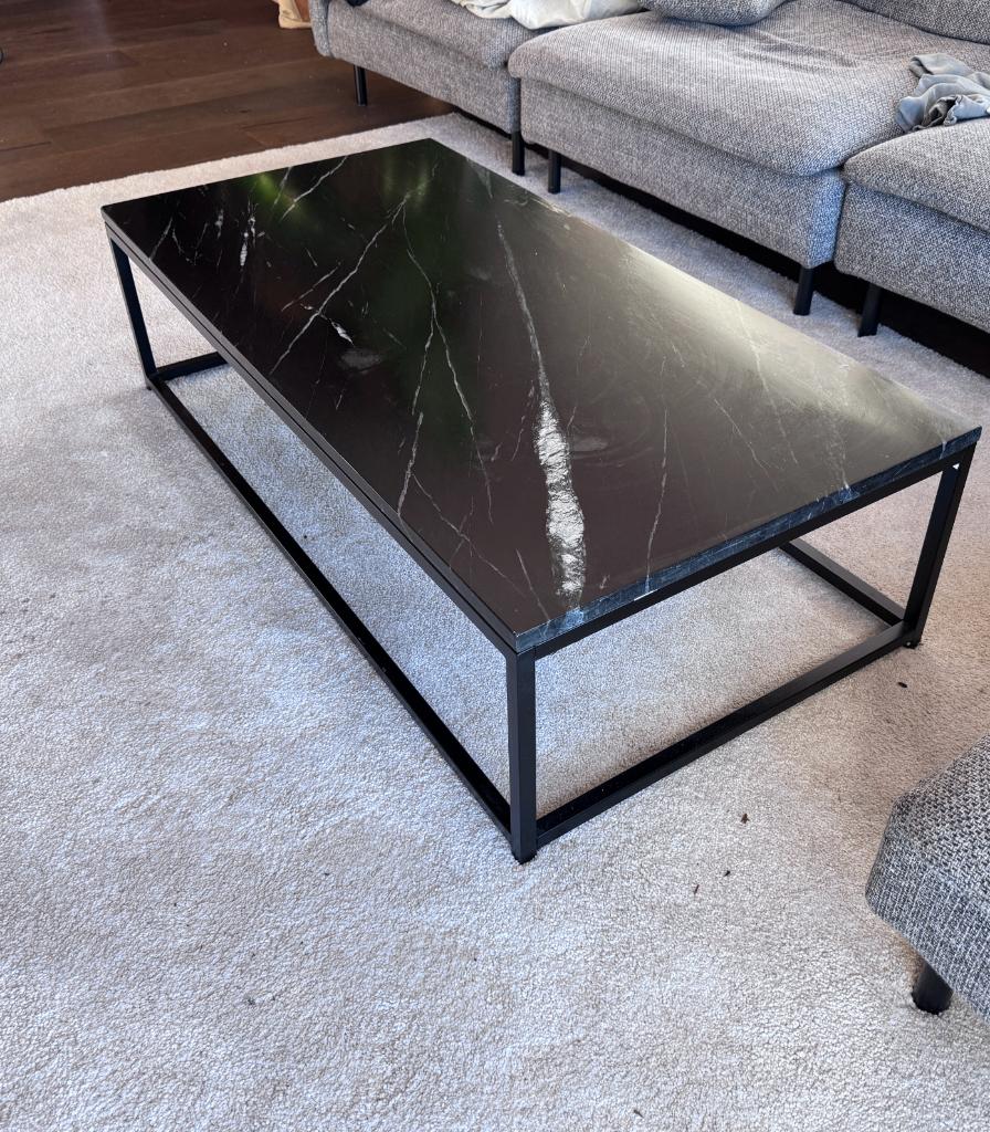 Robuste marmeren salontafel., Huis en Inrichting, Tafels | Salontafels, Ophalen, Gebruikt, Zwart marmerlook, 100 tot 150 cm