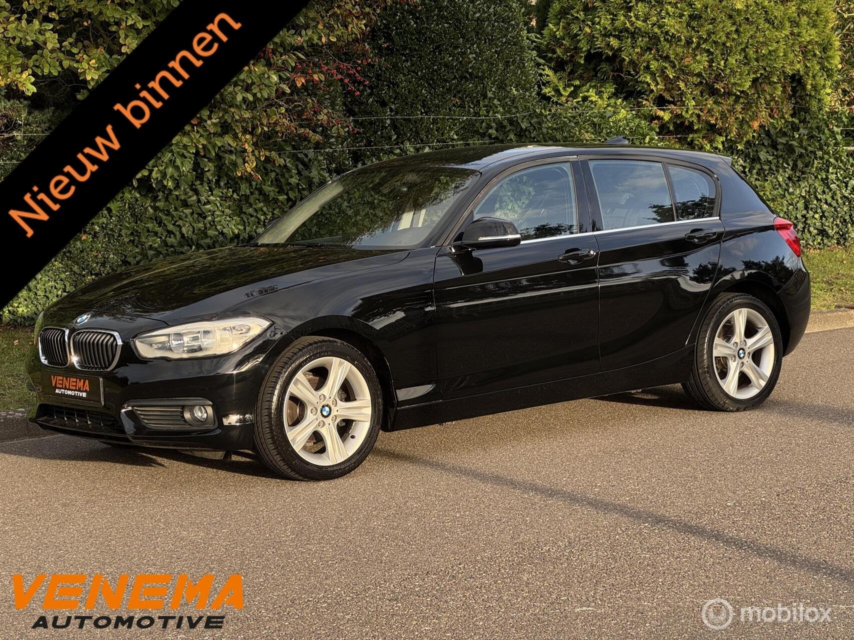 BMW 118i Exec. Facelift | Sportstoelen | 17" LM | APK 2027, Auto's, 1-Serie, Automatische klimaatregeling, Met garantie (alle)