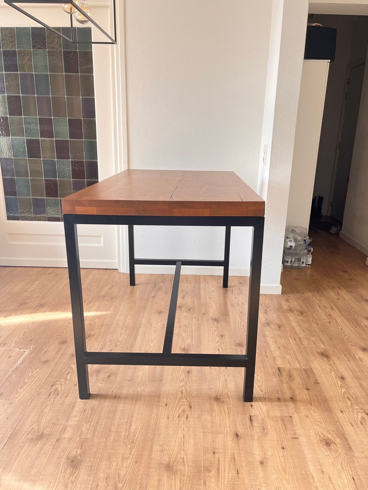Robuuste bartafel met eikenhouten blad en metalen onderstel, Huis en Inrichting, Ophalen, Gebruikt, 100 tot 150 cm, Eikenhout
